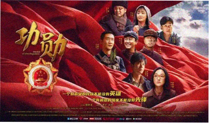 芙蓉镇古镇景区瀑布水雾，青石板在雾气里反光